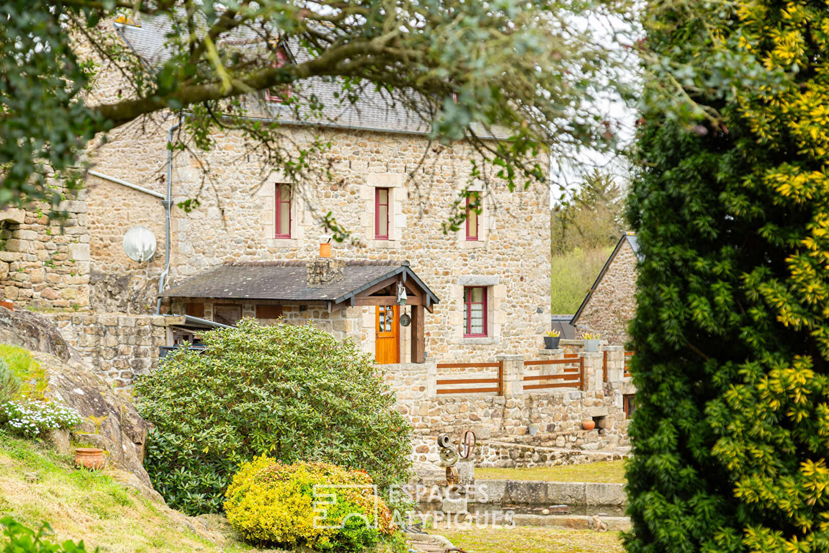 Ambiance bucolique, ancien moulin et sa maison d’habitation- grand terrain – 3 étangs