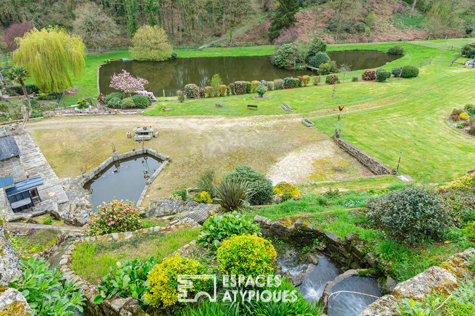 Ambiance bucolique, ancien moulin et sa maison d’habitation- grand terrain – 3 étangs