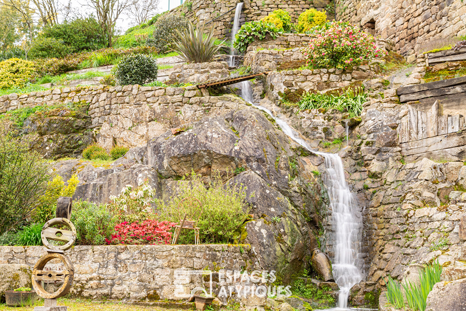 Ambiance bucolique, ancien moulin et sa maison d’habitation- grand terrain – 3 étangs