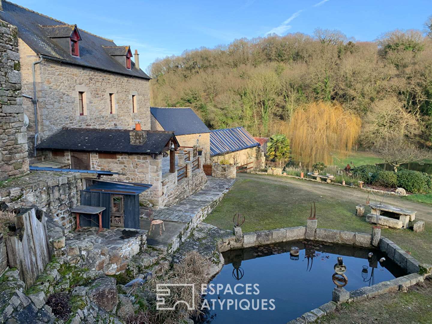 Ambiance bucolique, ancien moulin et sa maison d’habitation- grand terrain – 3 étangs
