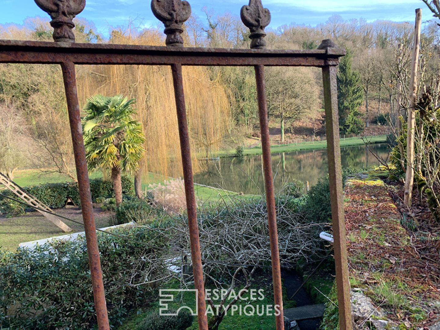 Ambiance bucolique, ancien moulin et sa maison d’habitation- grand terrain – 3 étangs