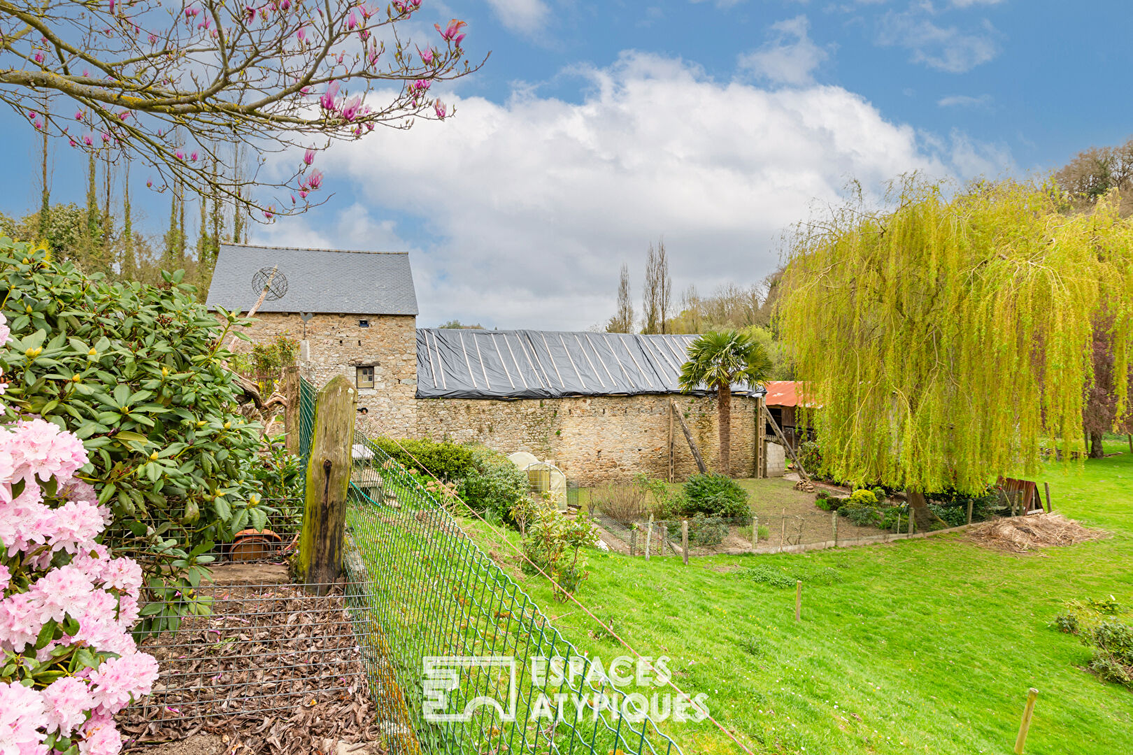 Ambiance bucolique, ancien moulin et sa maison d’habitation- grand terrain – 3 étangs