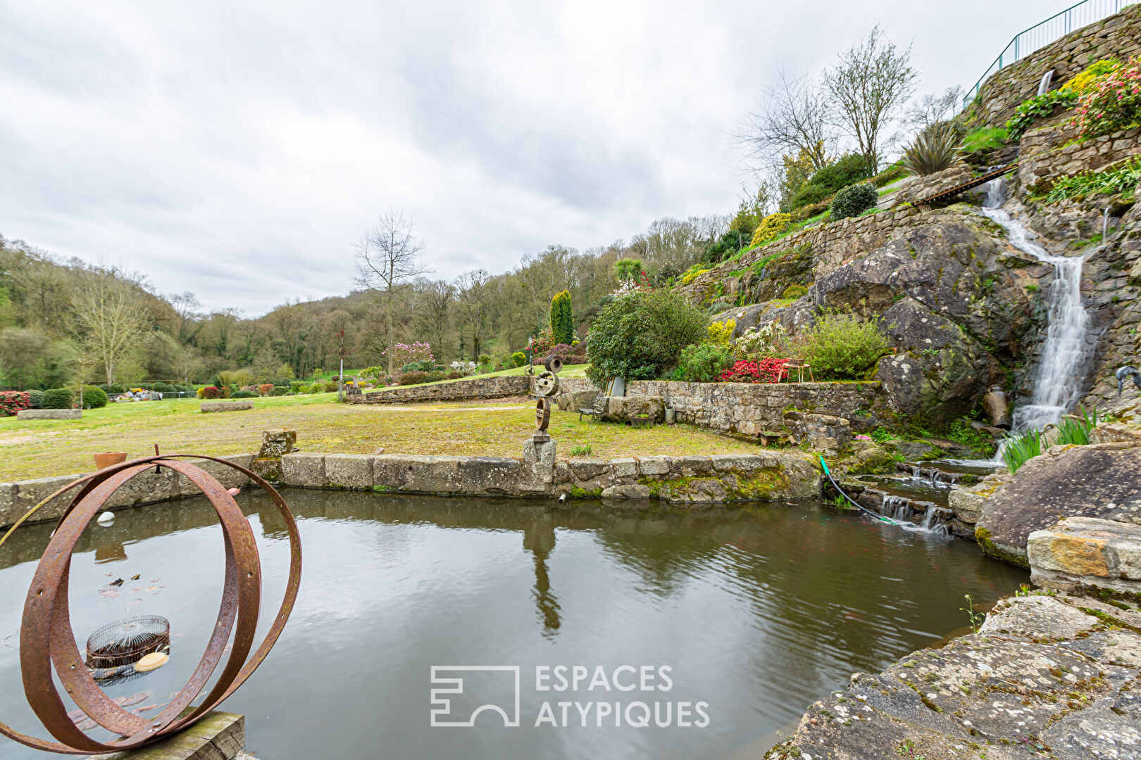 Ambiance bucolique, ancien moulin et sa maison d’habitation- grand terrain – 3 étangs