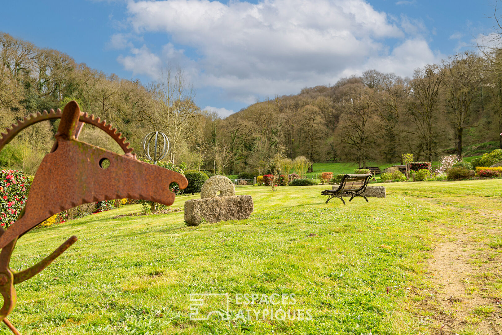 Ambiance bucolique, ancien moulin et sa maison d’habitation- grand terrain – 3 étangs