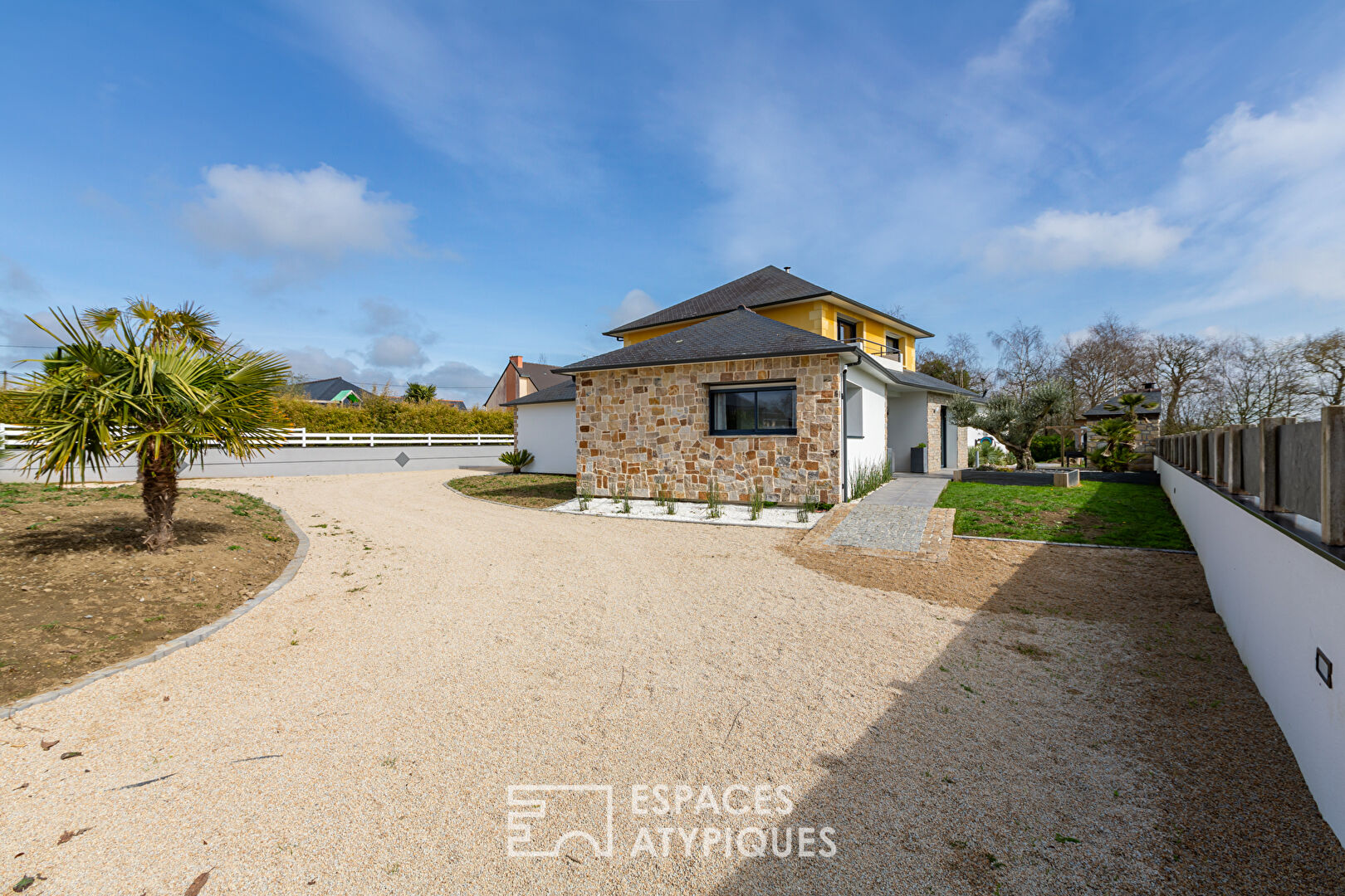 Beautiful contemporary quiet location 15 minutes from the sea