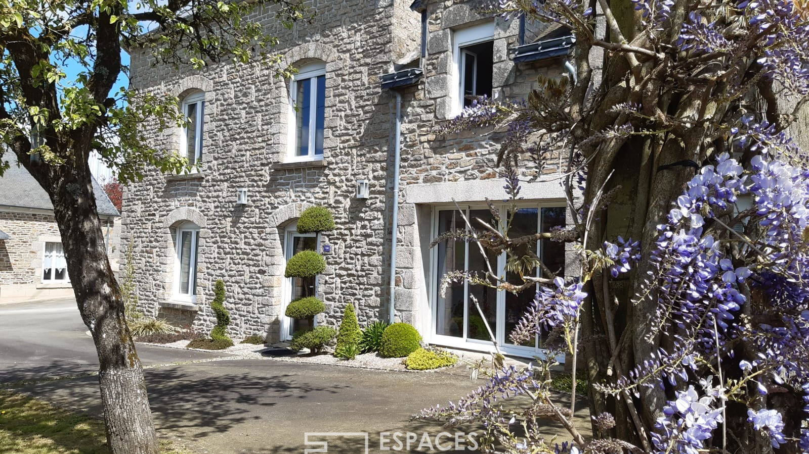 Maison Plessala avec vue dégagée sur une forêt