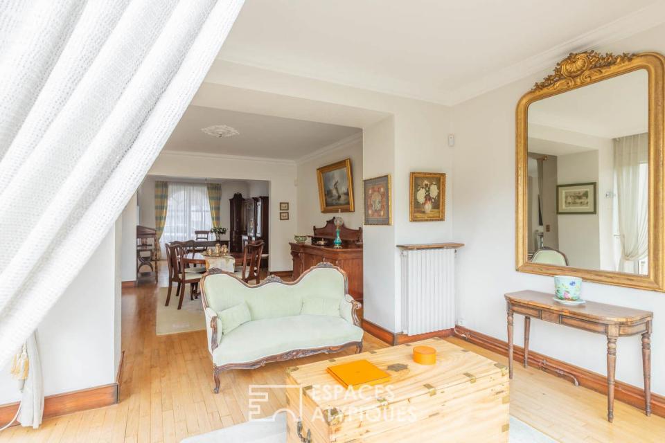 Elégante maison de ville, année 40, quartier Saint-Michel, beaux volumes.
