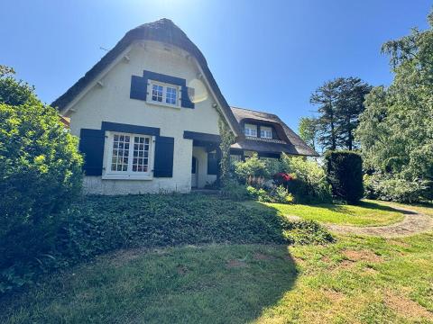 Timeless charm and unspoiled nature define this exceptional thatched cottage in Trégomeur.