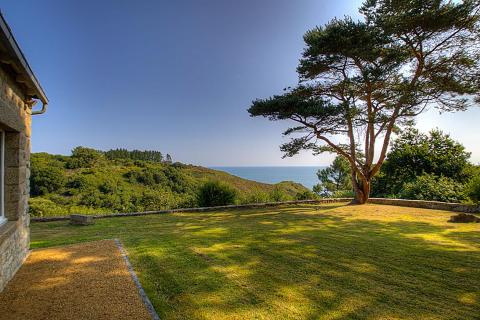 Deux maisons meublées pleines vue mer avec accès à la mer par un joli chemin en sous bois.