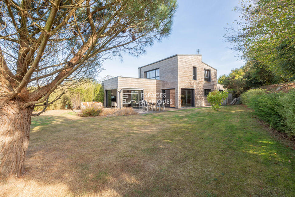 Belle maison en bois contemporaine et son jardin paysager