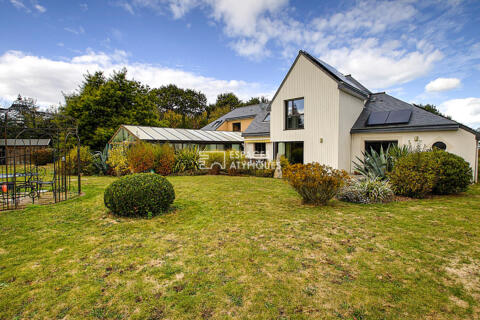House built in 2001, 245 m2, with its separate one-bedroom apartment – Indoor swimming pool