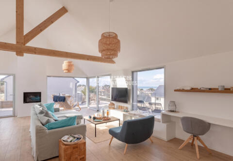 Splendide contemporaine, vue mer, plage à pieds, coeur de village.