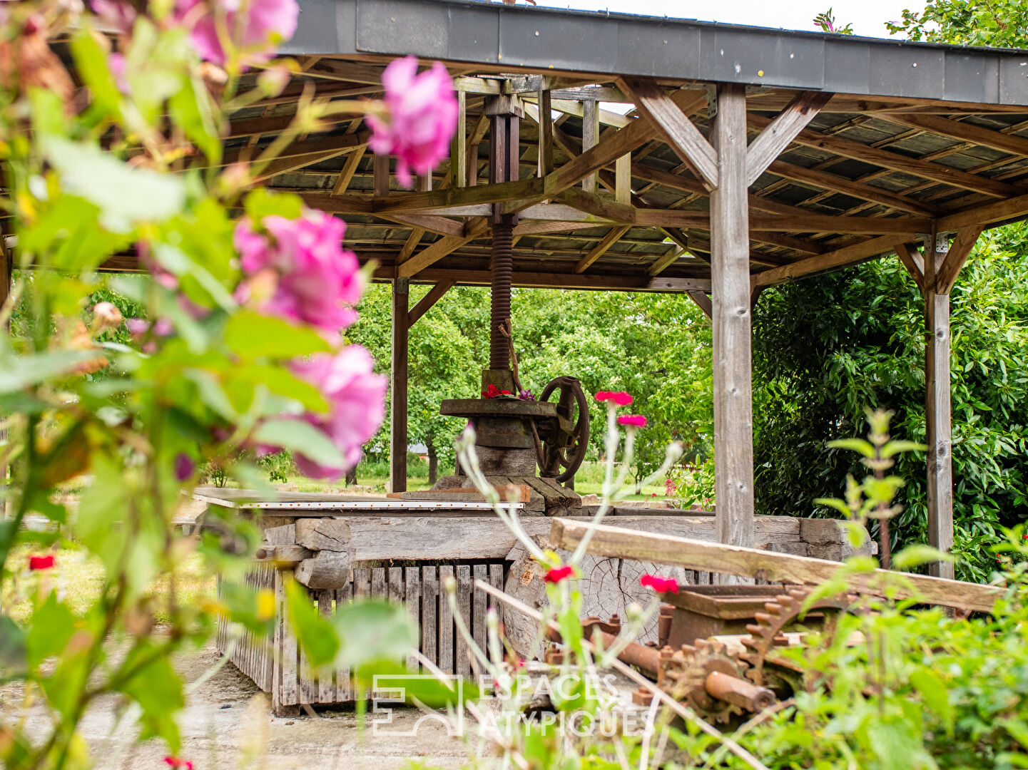 Magnifique ensemble immobilier en pierre et son grand jardin