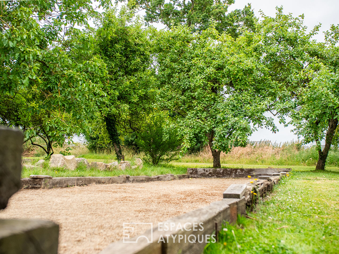 Magnifique ensemble immobilier en pierre et son grand jardin