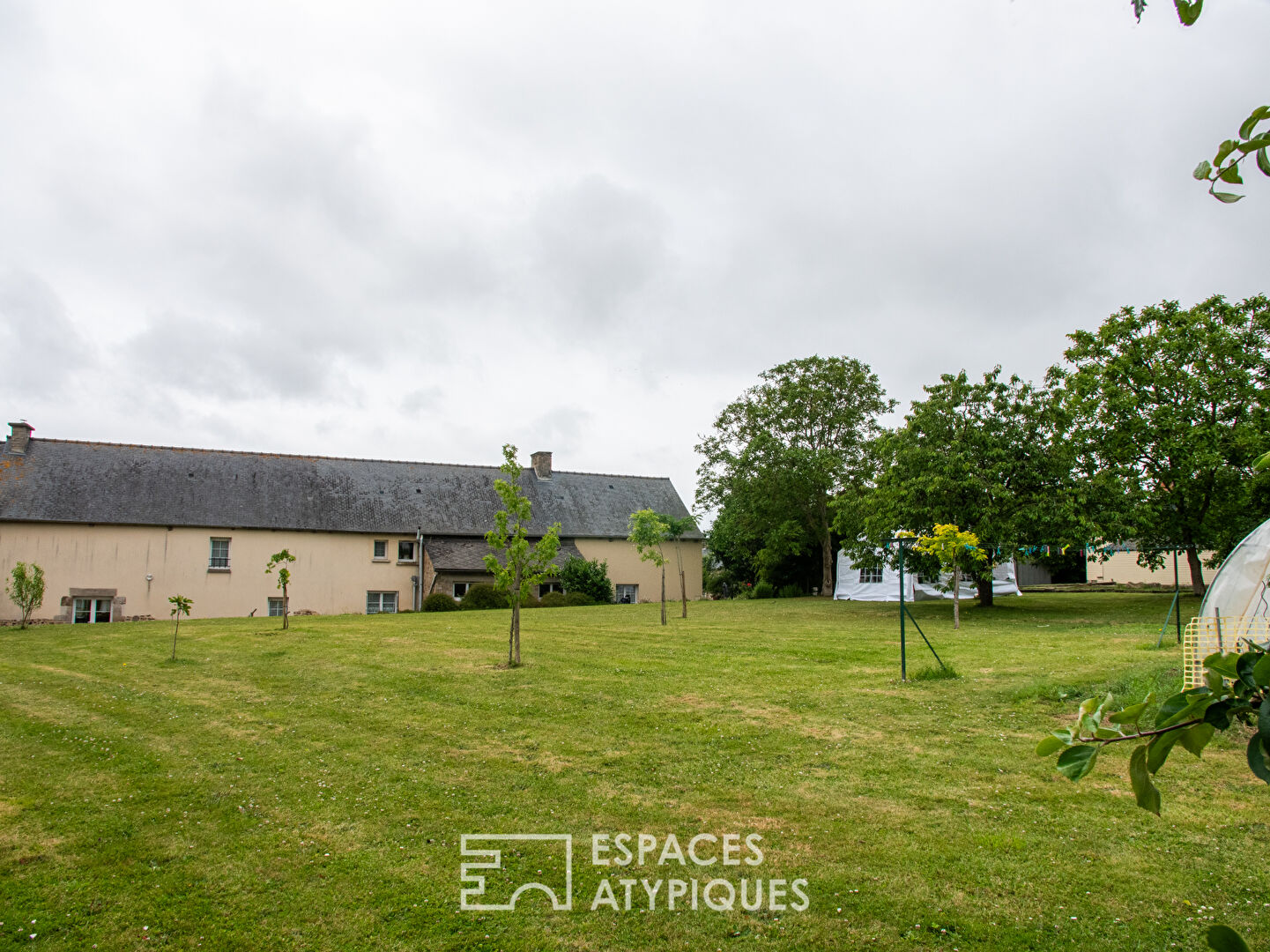Magnifique ensemble immobilier en pierre et son grand jardin