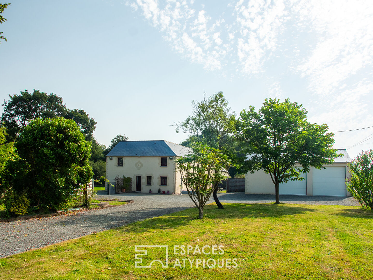 Belle propriété rénovée, son étang et ses vastes espaces