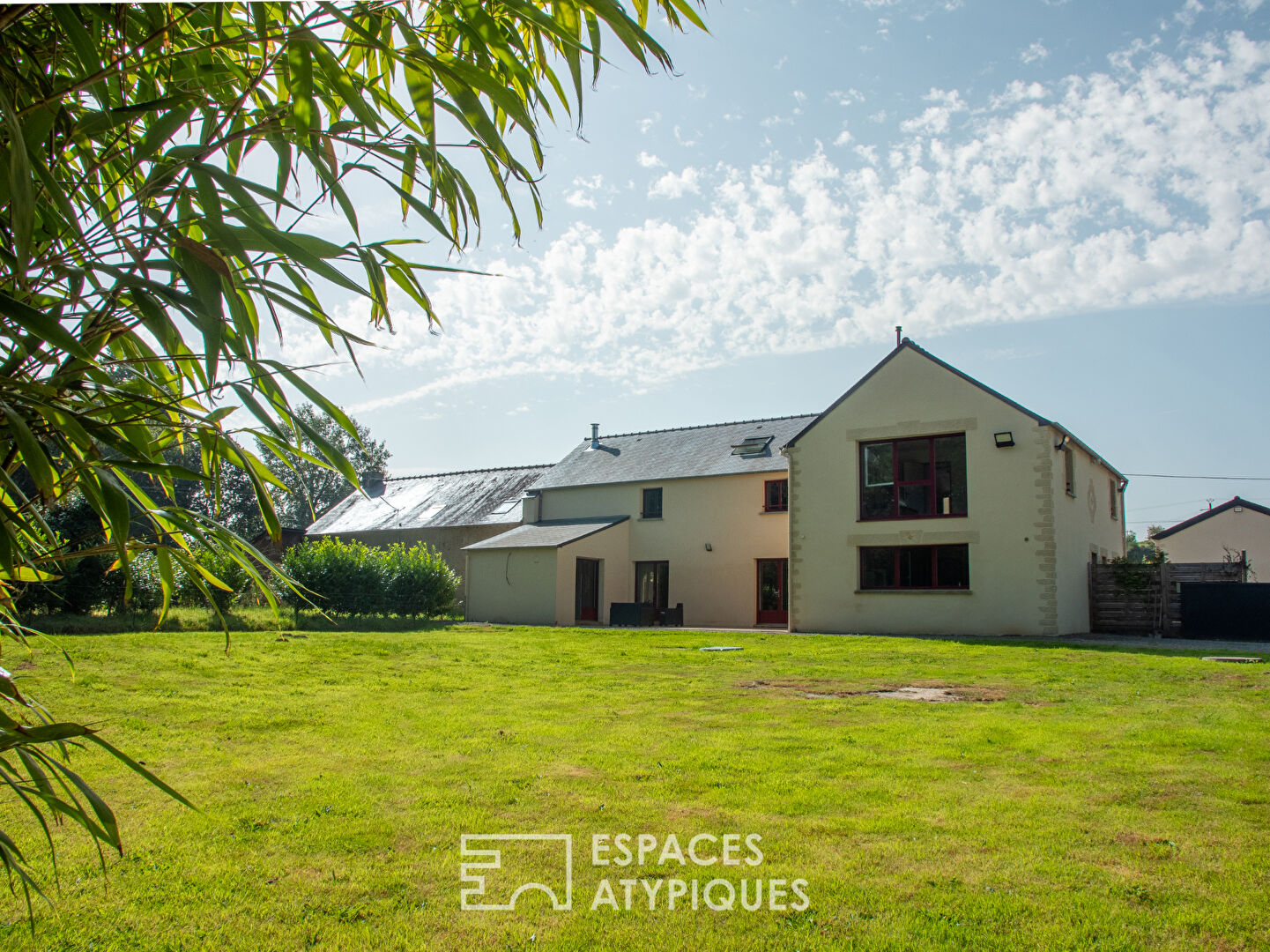 Belle propriété rénovée, son étang et ses vastes espaces