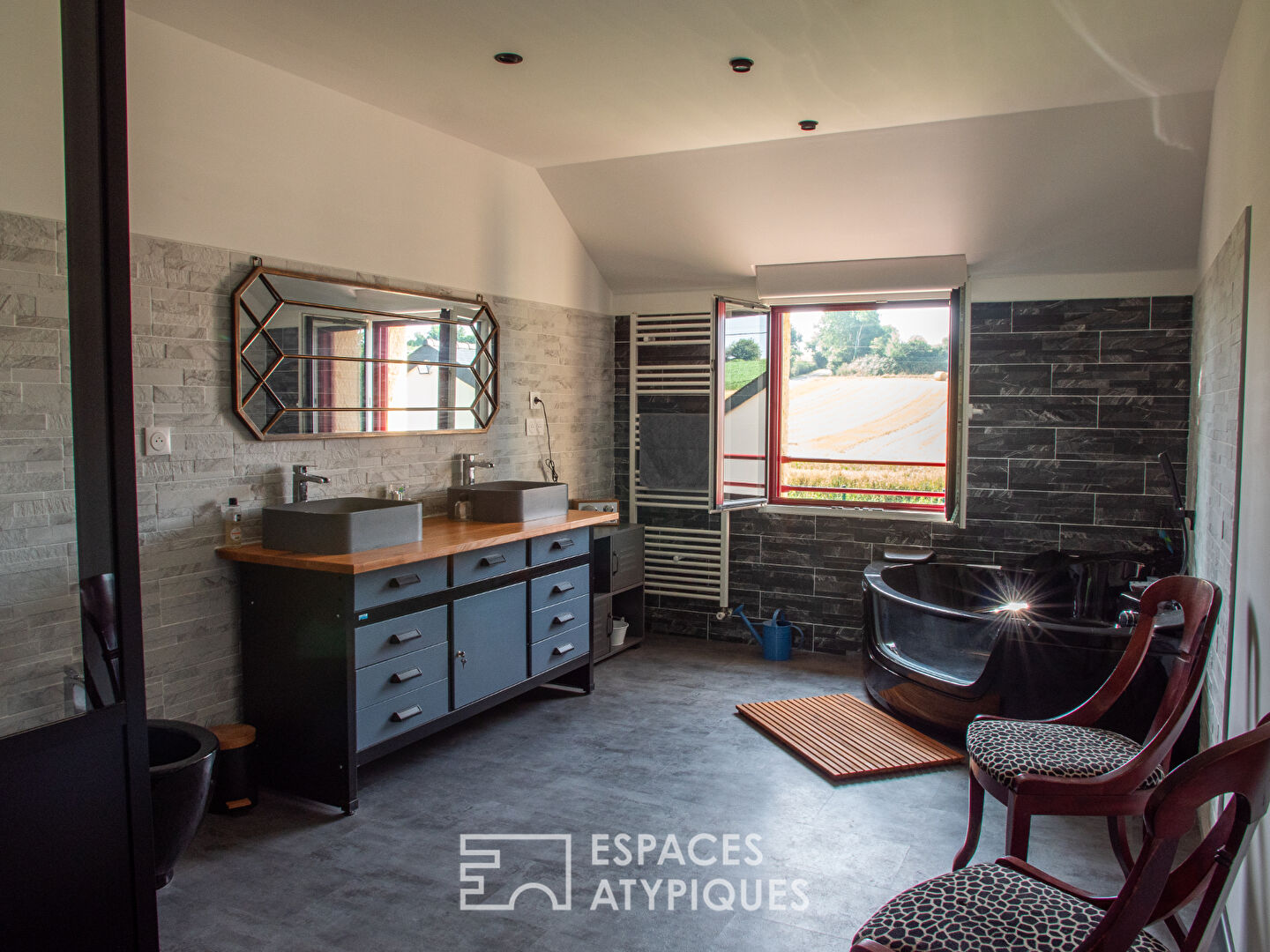 Belle propriété rénovée, son étang et ses vastes espaces
