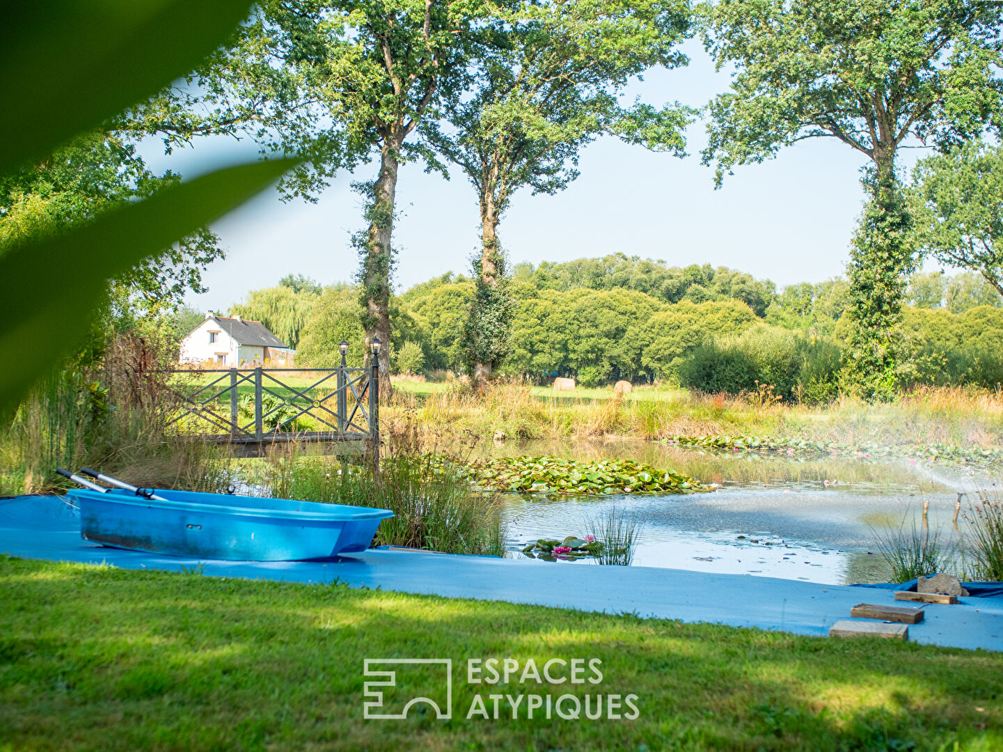Belle propriété rénovée, son étang et ses vastes espaces