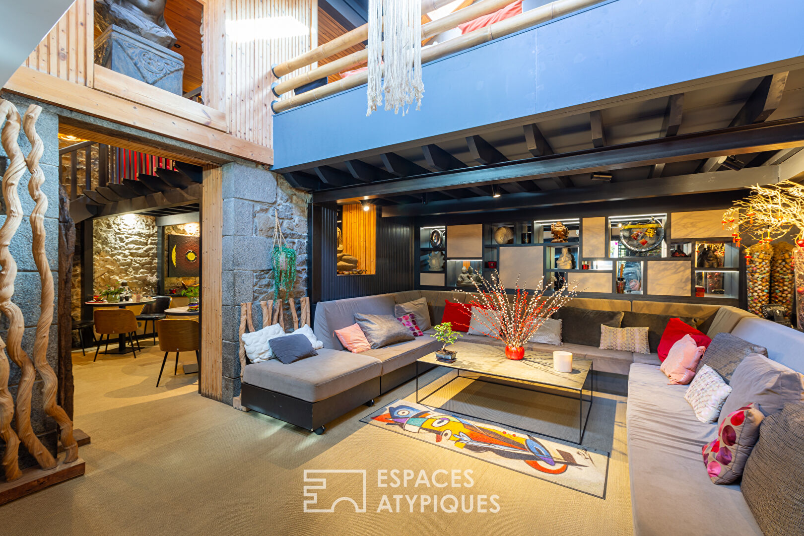An atypical 300 m2, versatile space opposite Saint-Brieuc station.