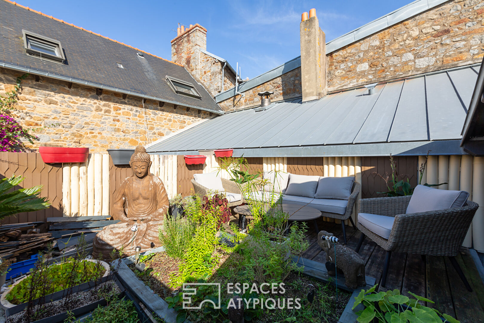 An atypical 300 m2, versatile space opposite Saint-Brieuc station.