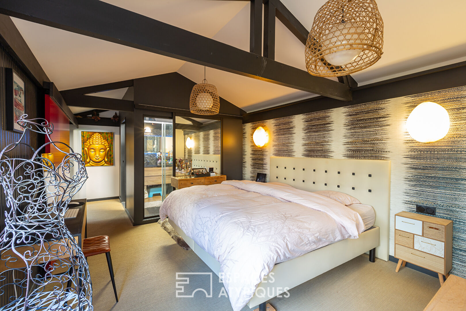 An atypical 300 m2, versatile space opposite Saint-Brieuc station.