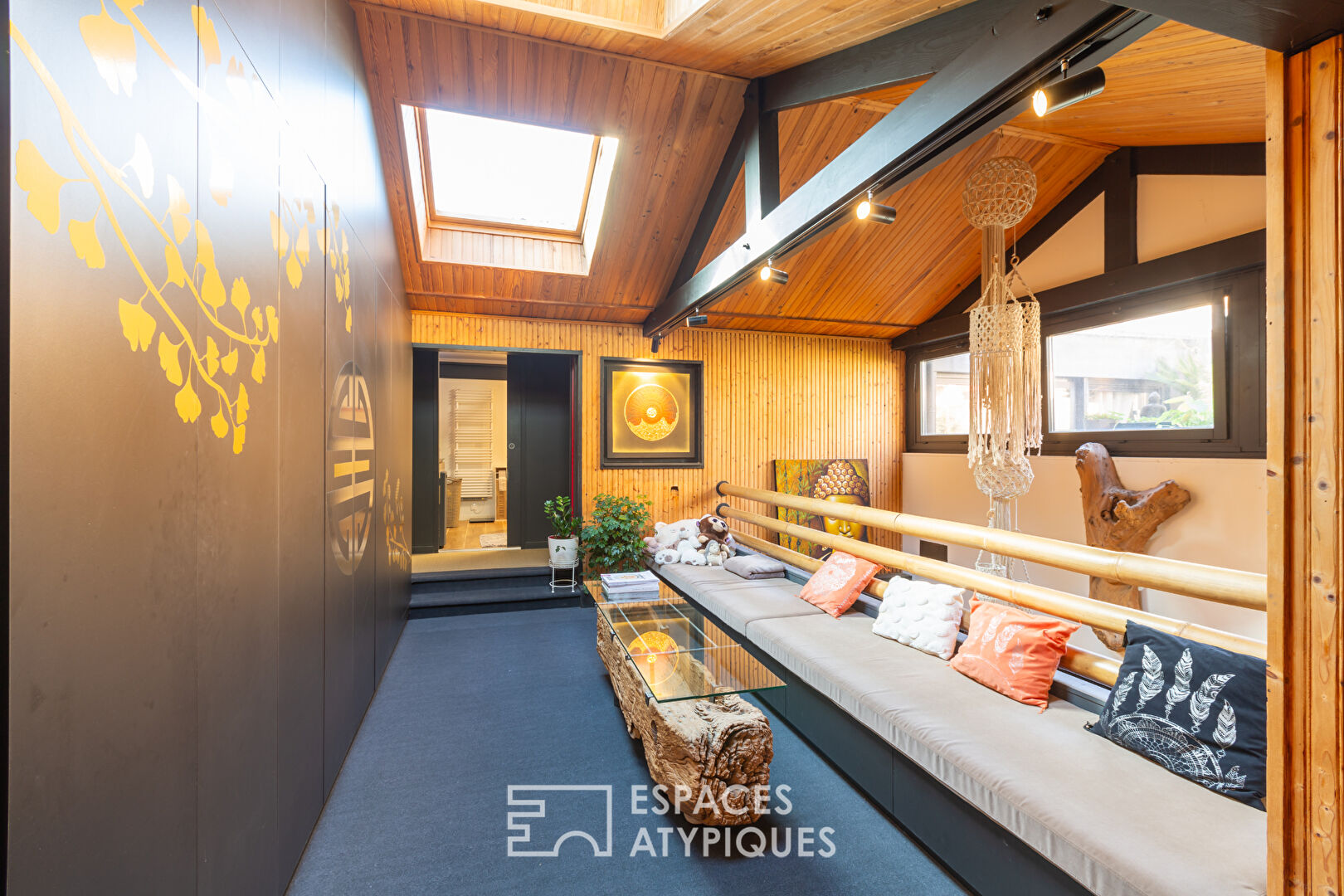 An atypical 300 m2, versatile space opposite Saint-Brieuc station.