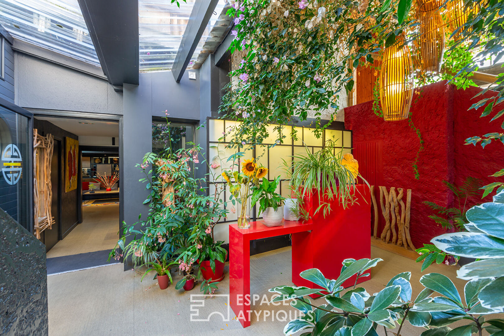 An atypical 300 m2, versatile space opposite Saint-Brieuc station.