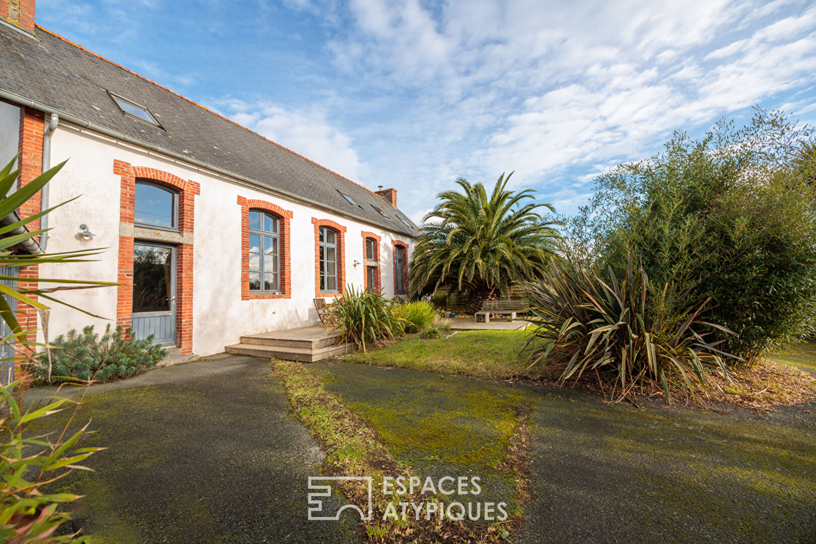 Ancienne école réhabilitée en maison atypique