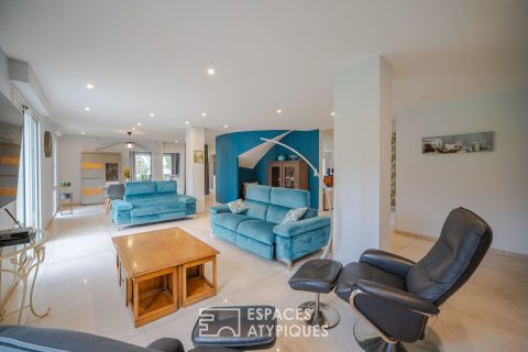Magnificent house, its large building plot and its studio