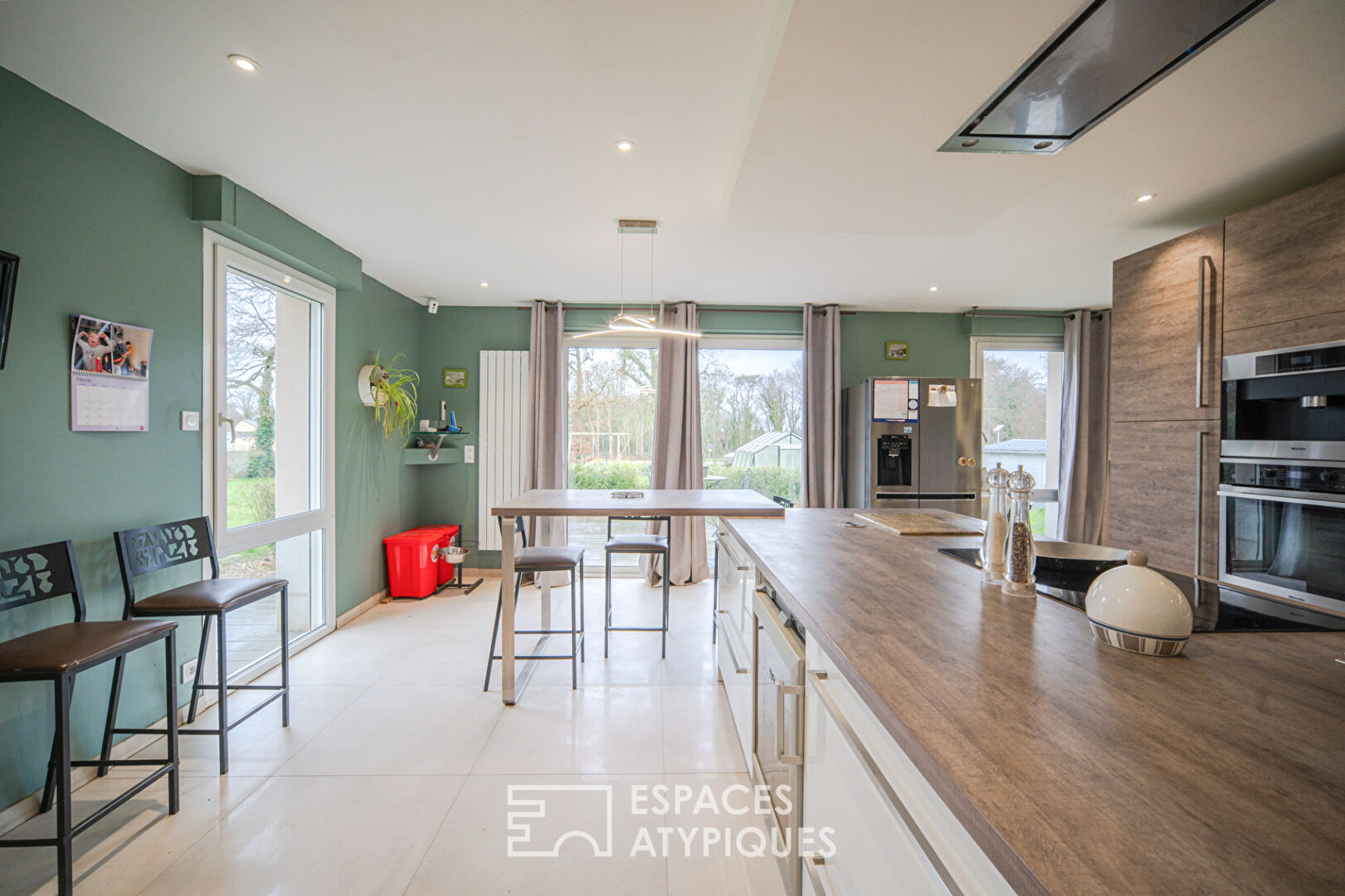 Magnificent house, its large building plot and its studio