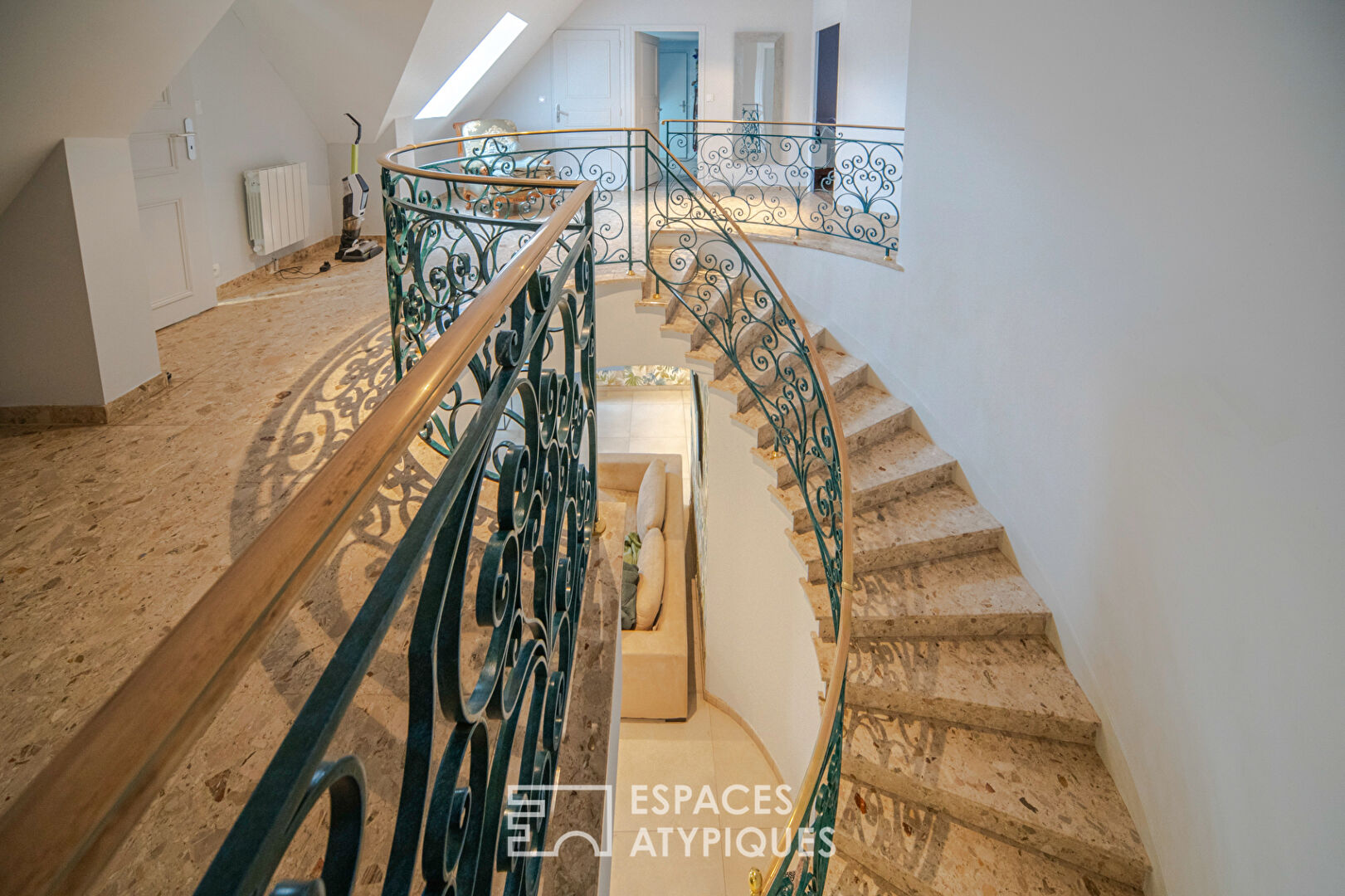 Magnificent house, its large building plot and its studio