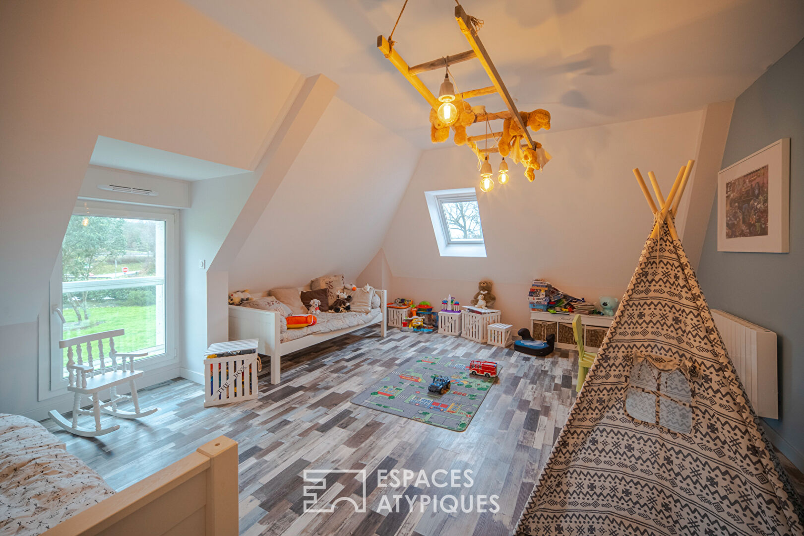Magnificent house, its large building plot and its studio