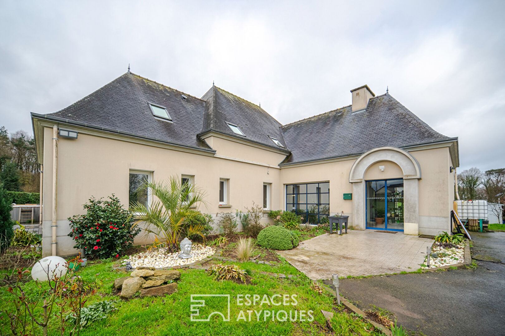 Magnificent house, its large building plot and its studio