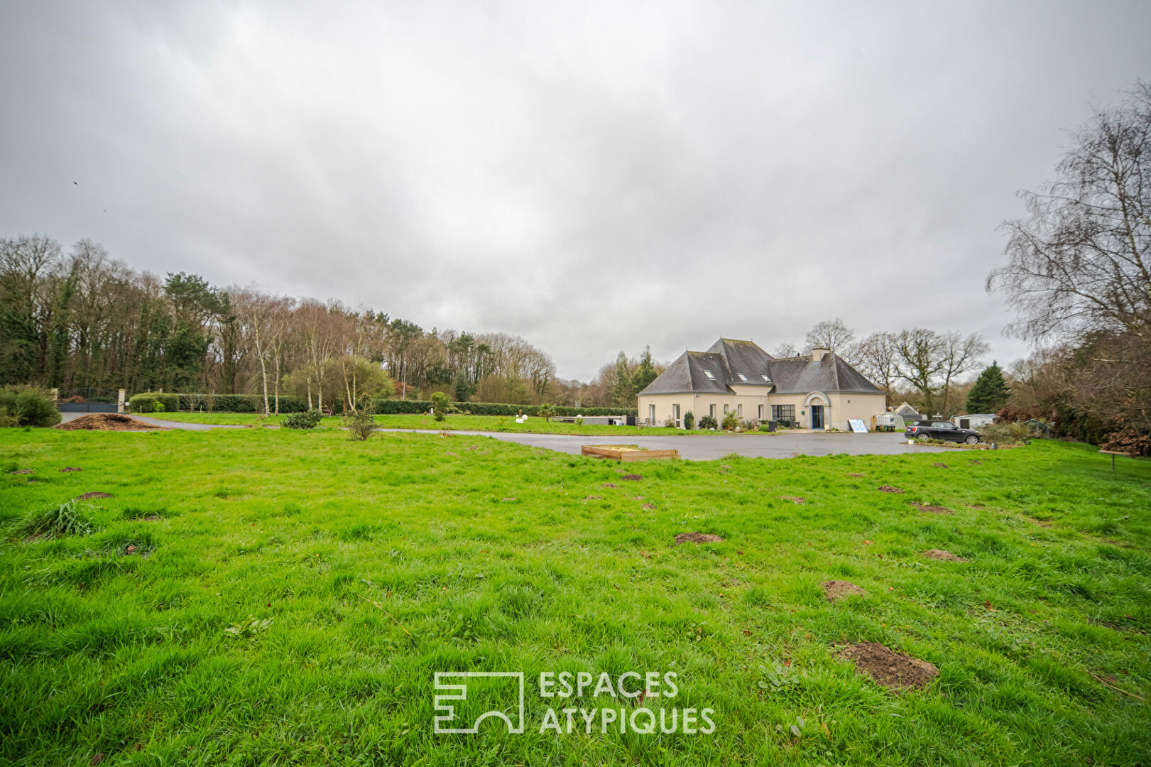 Magnificent house, its large building plot and its studio