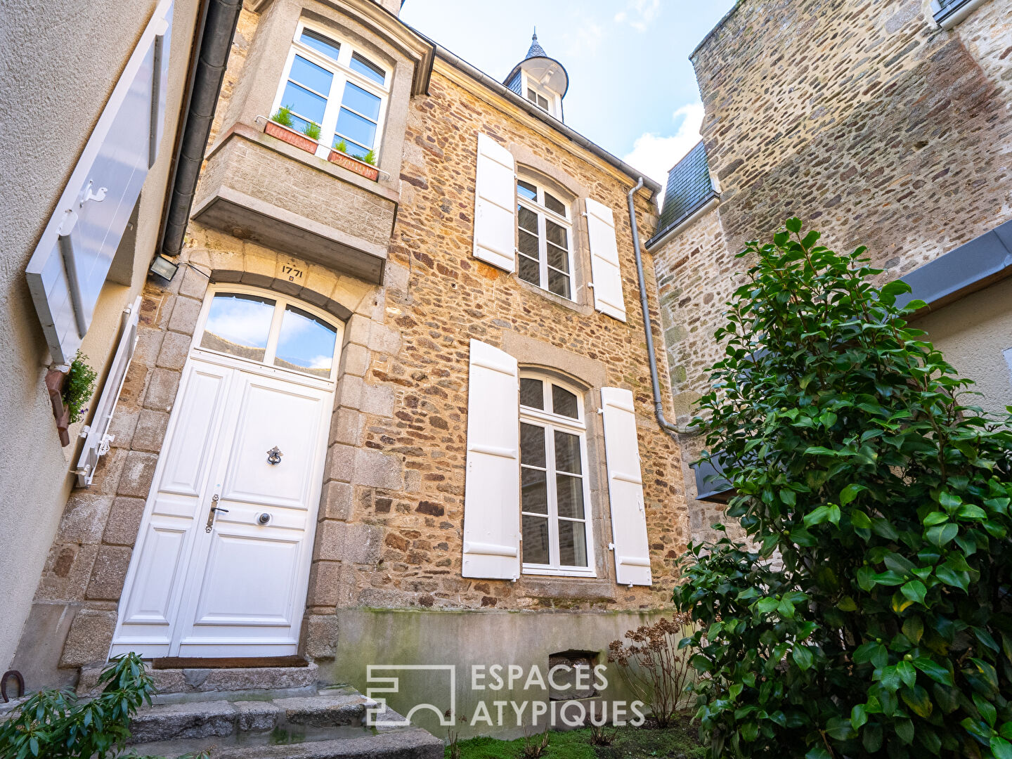 Elegant 18th century residence, with timeless charm in the heart of the historic district