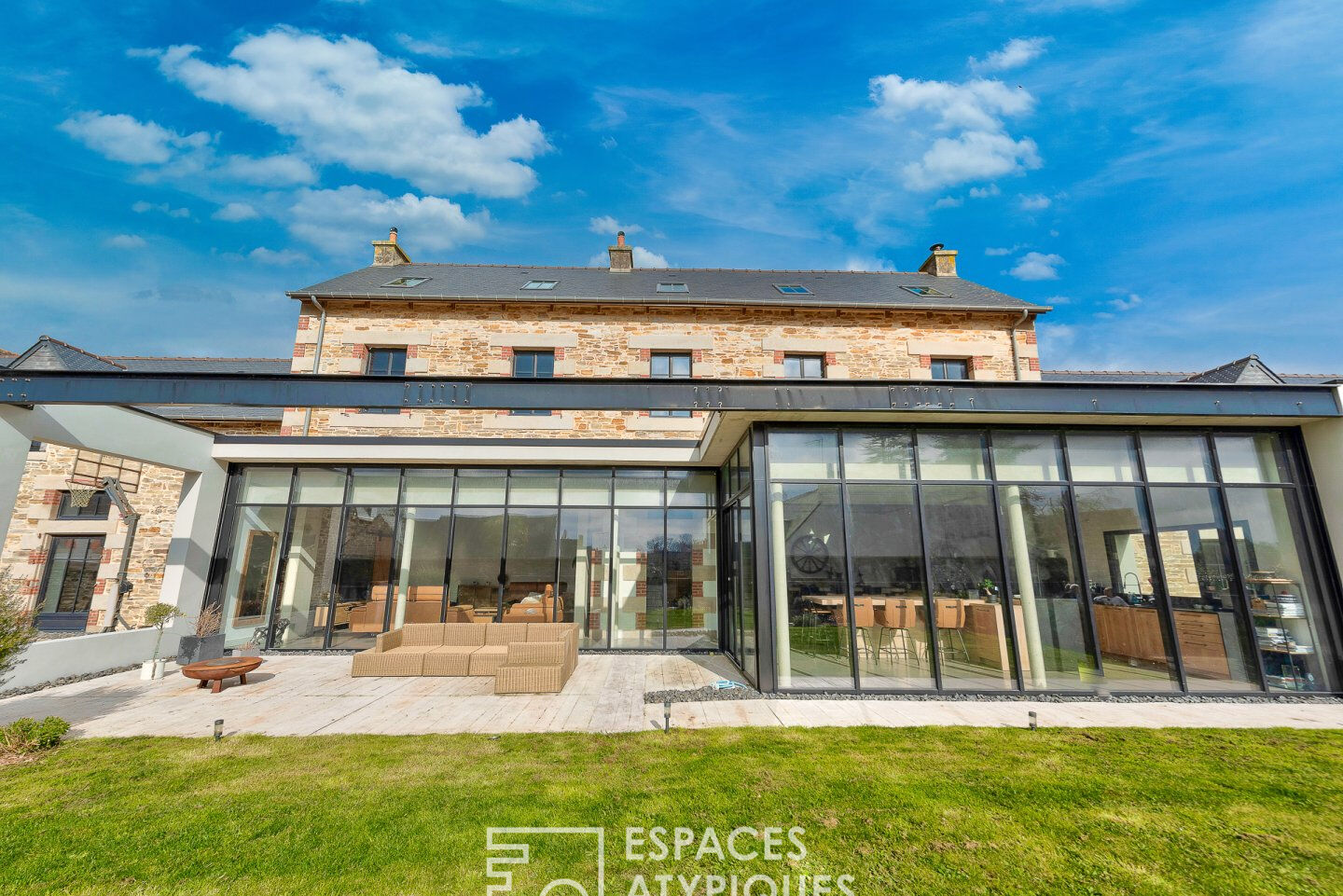 Former stud farm renovated: a perfect combination of character and modernity in the heart of Lannion