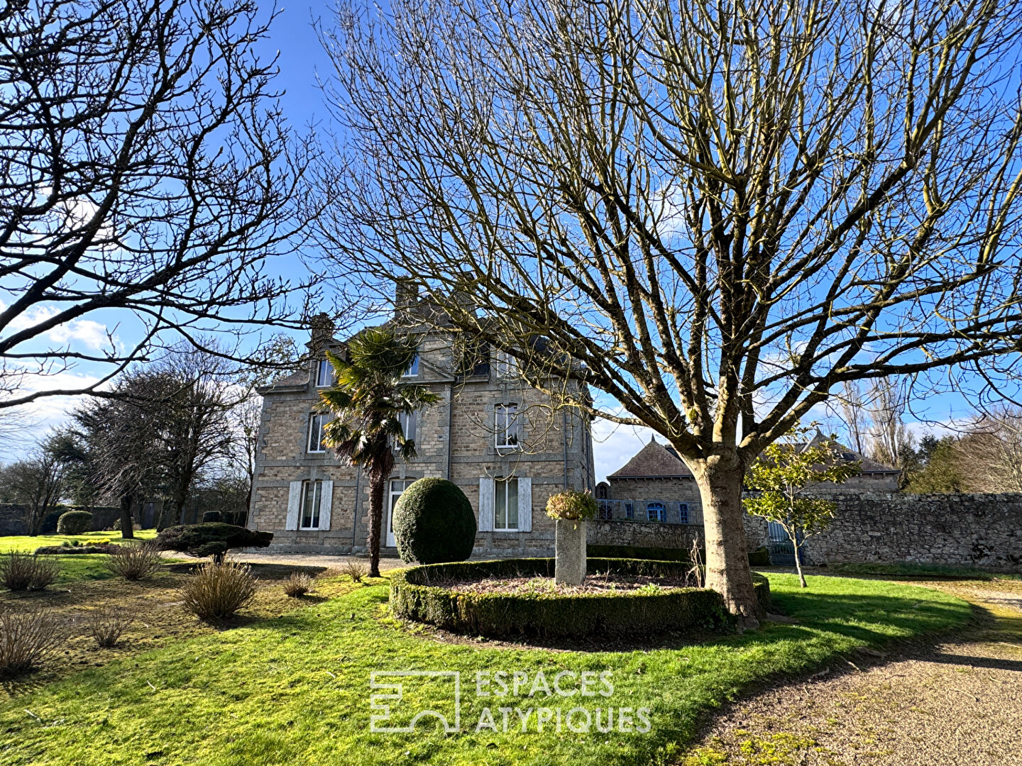 Manoir en côtes d’armor avec dépendance, jardin et piscine