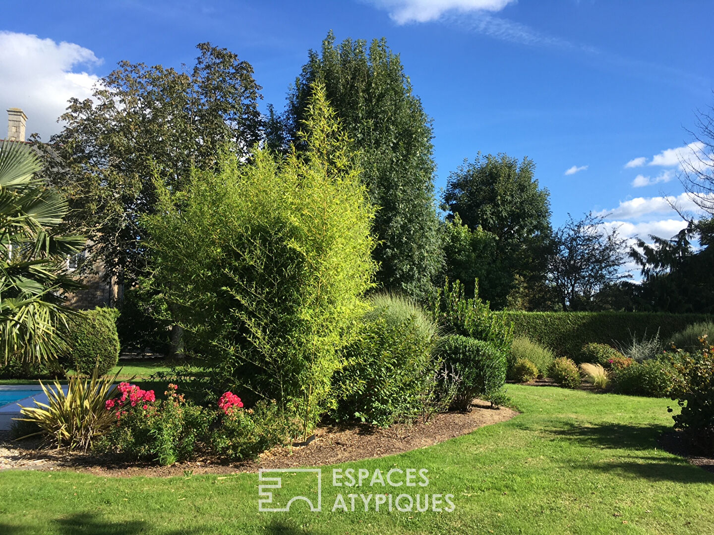 Manoir en côtes d’armor avec dépendance, jardin et piscine