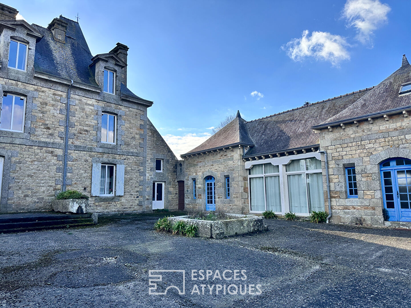 Manoir en côtes d’armor avec dépendance, jardin et piscine
