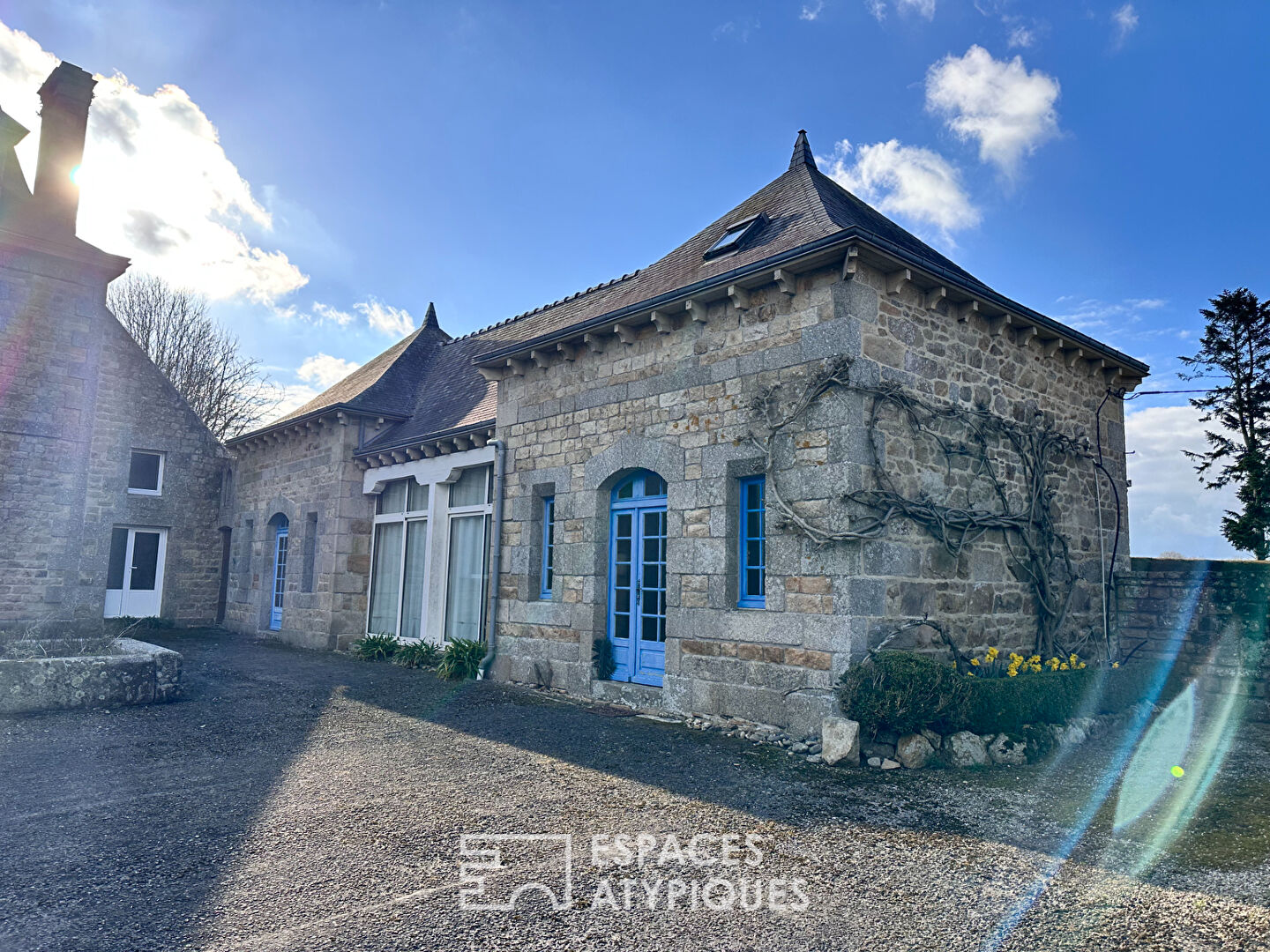 Manoir en côtes d’armor avec dépendance, jardin et piscine