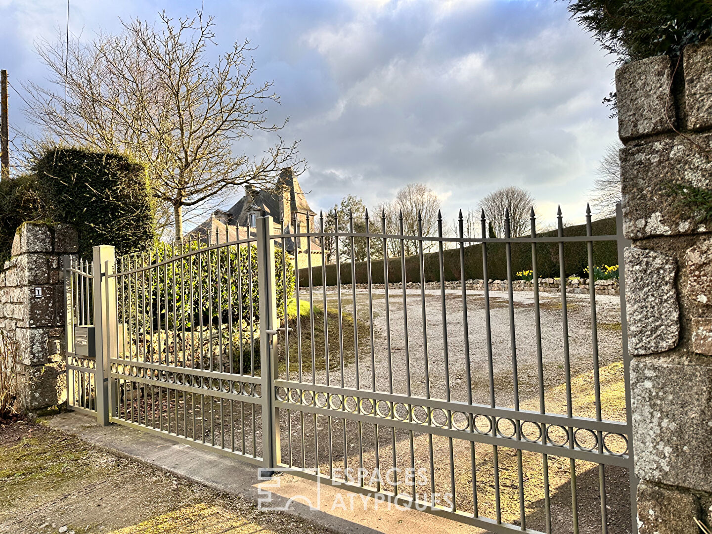 Manoir en côtes d’armor avec dépendance, jardin et piscine