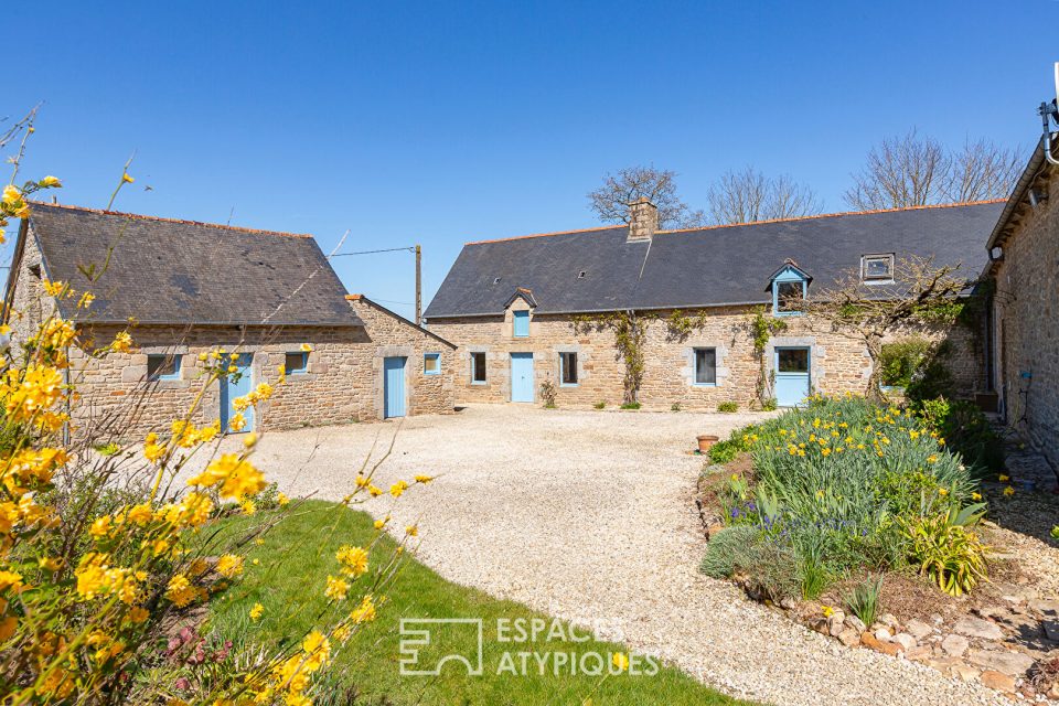Charmante maison en pierre rénovée et ses annexes près de la ville historique de QUINTIN