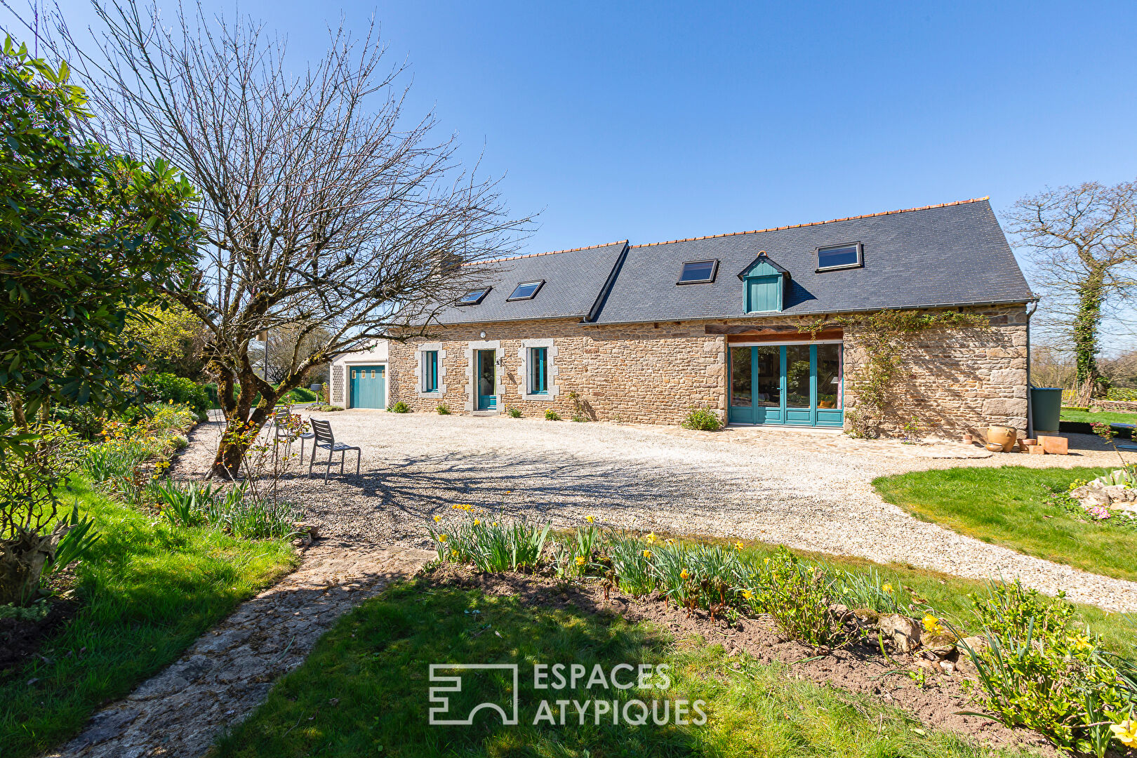 Charmante maison en pierre rénovée et ses annexes près de la ville historique de QUINTIN