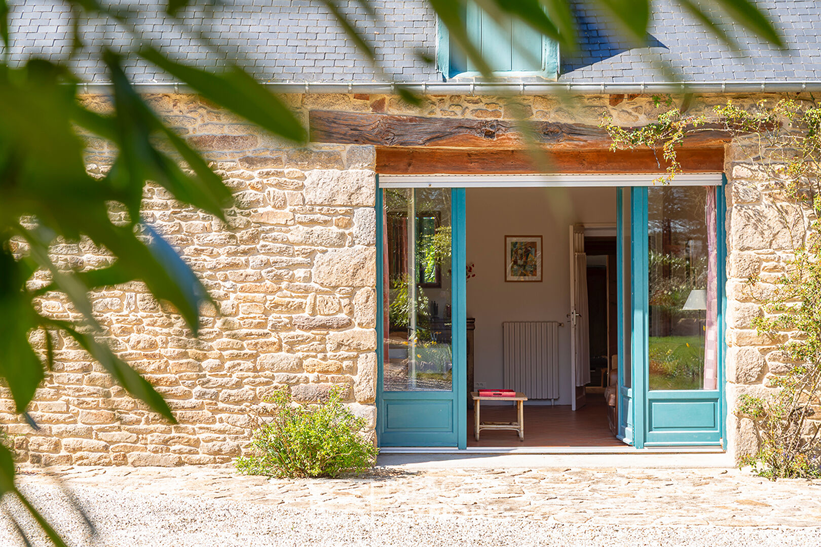 Charmante maison en pierre rénovée et ses annexes près de la ville historique de QUINTIN