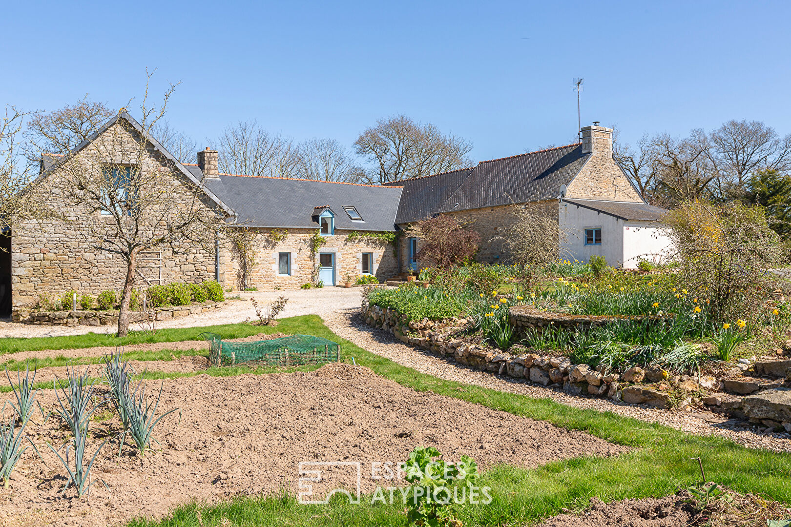 Charmante maison en pierre rénovée et ses annexes près de la ville historique de QUINTIN