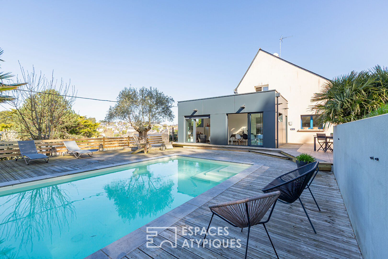 Villa contemporaine atypique avec piscine en Bord de mer