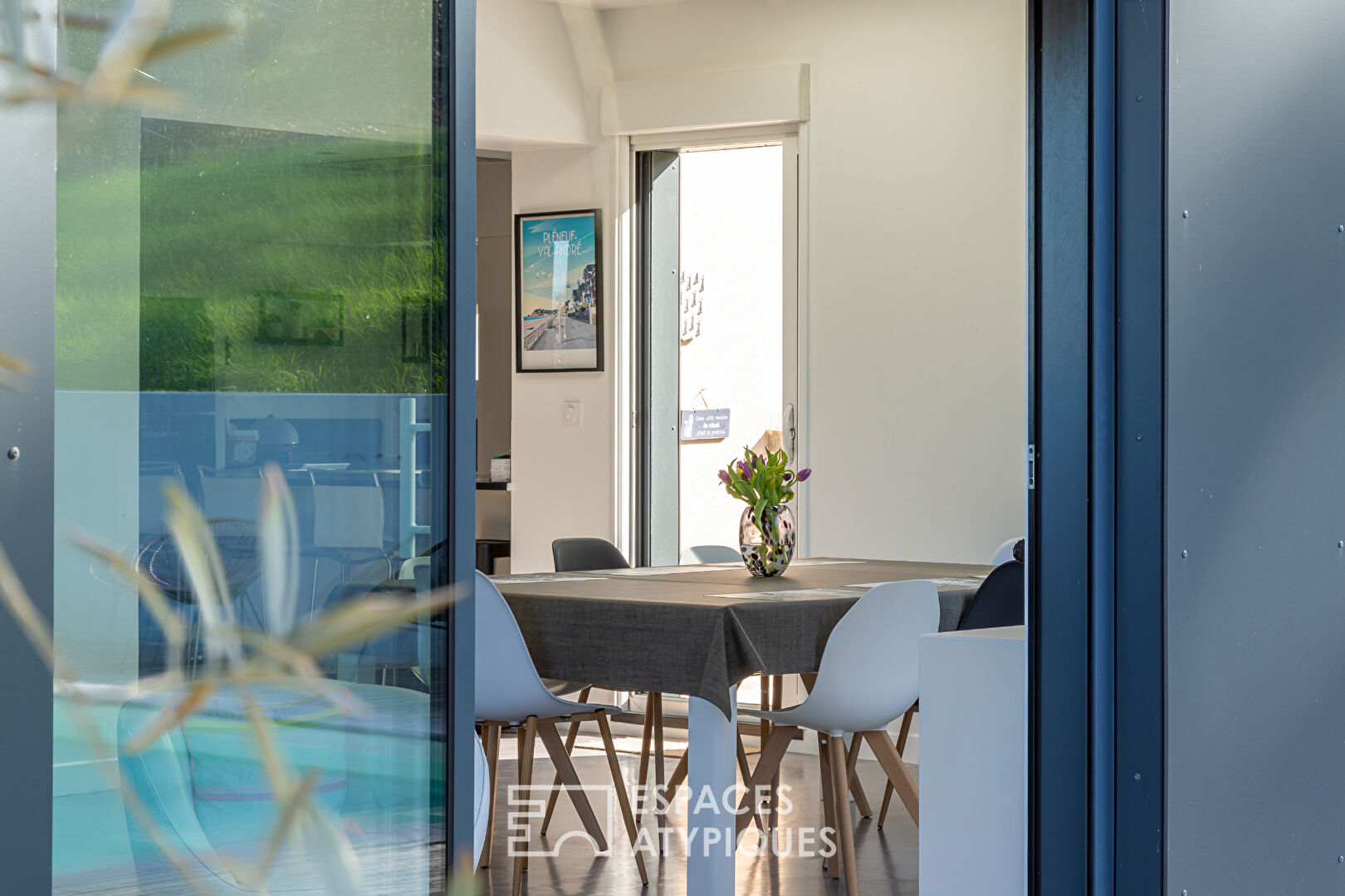 Villa contemporaine atypique avec piscine en Bord de mer