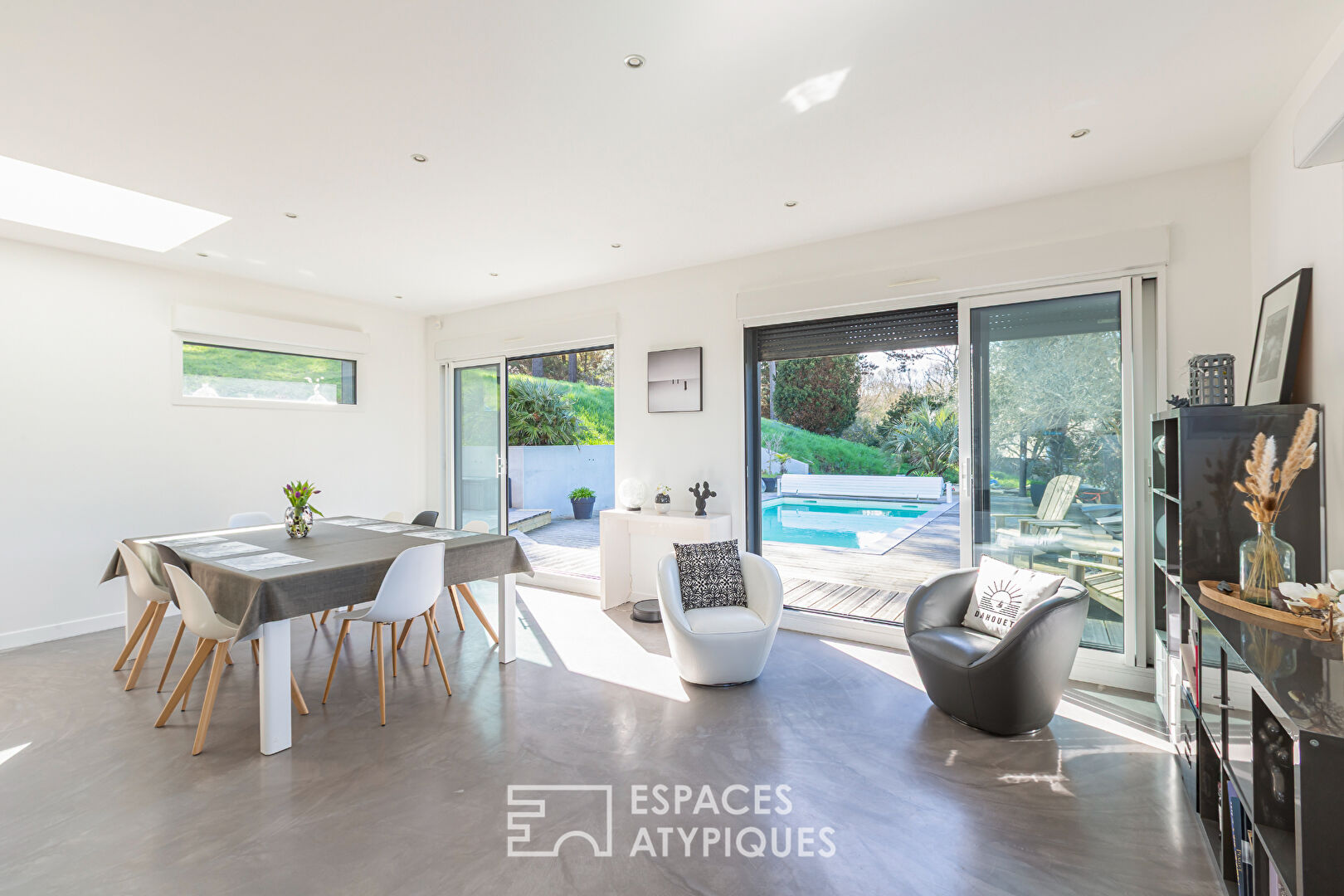 Villa contemporaine atypique avec piscine en Bord de mer