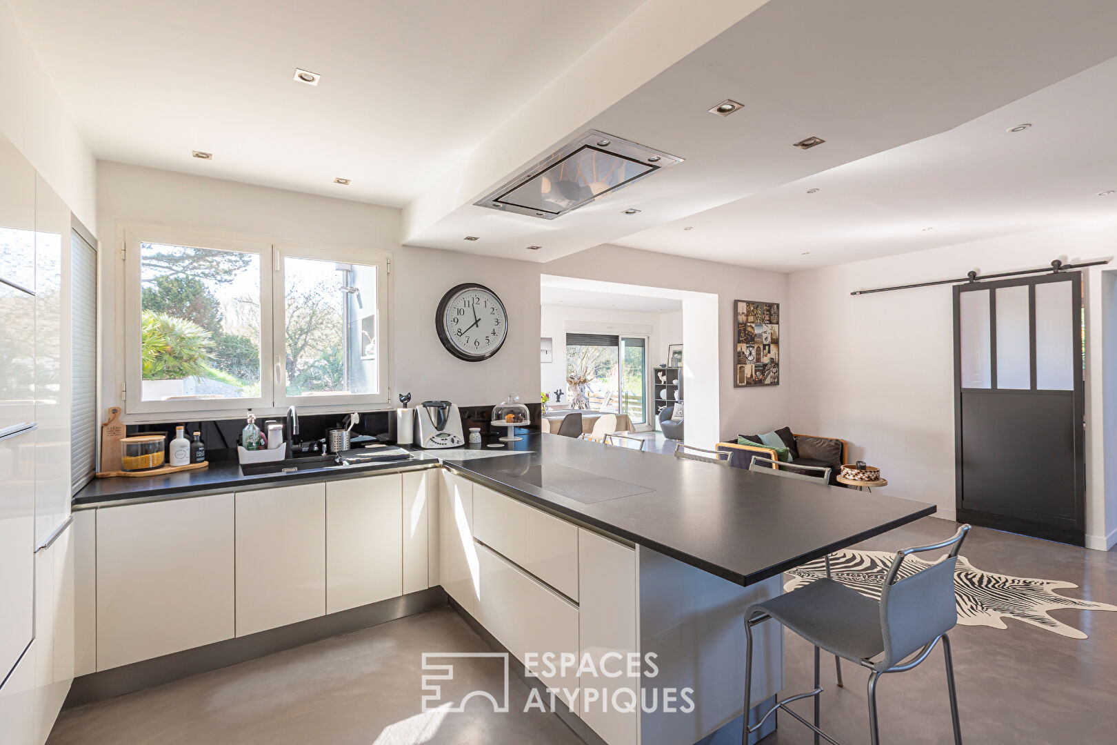 Villa contemporaine atypique avec piscine en Bord de mer